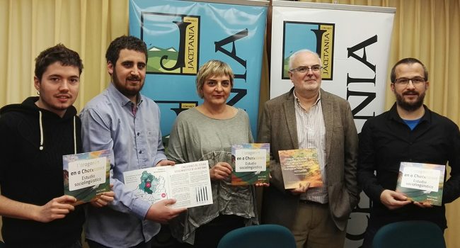 De izquierda a derecha: Raúl Ramón (consejero comarcal), Anchel Reyes (autor del estudio), Montse Castán (presidenta de la comarca), José Ignacio López (director general de Política Lingüística de la DGA) y Natxo Sorolla (autor del estudio).