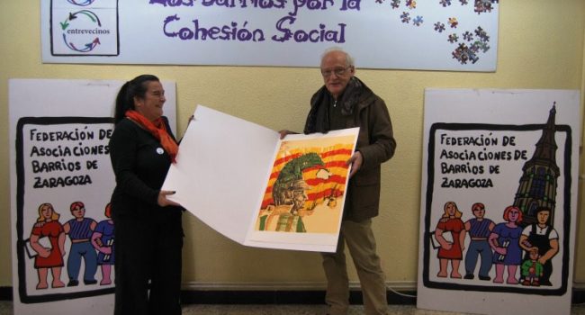 Natalio Bayo entrega la obra donada a la presidenta de la FABZ, Nieves Boj.