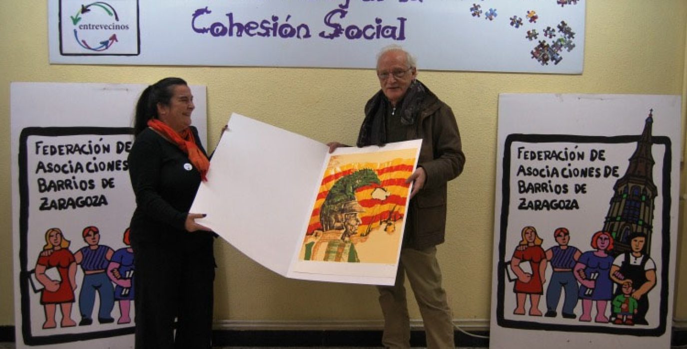 Natalio Bayo entrega la obra donada a la presidenta de la FABZ, Nieves Boj.