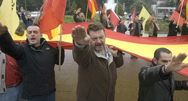 Miembros de Falange haciendo el saludo fascista. Foto: Público