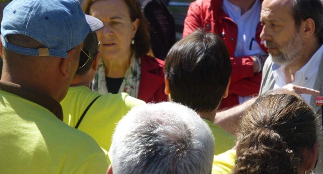 La plantilla de FCC Parques y Jardines de Zaragoza charrando con Inés Ayala.