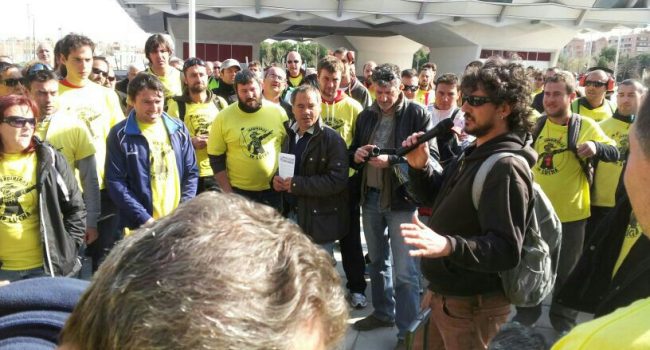 Asamblea de la plantilla de FCC Parques y Jardines Zaragoza en los juzgados del Actur