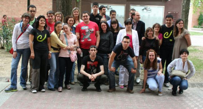 Personas con discapacidad intelectual que participarán en las oposiciones del sábado junto a los locales de FEAPS Aragón