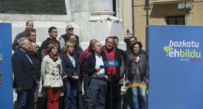 Acto de Los Pueblos Deciden en el Momumento de los Fueros de Iruñea, en el que también ha participado David Fernàndez (CUP). Foto: Jagoba Manterola