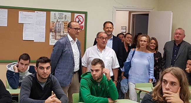 Felipe Faci visitando un aula de FP