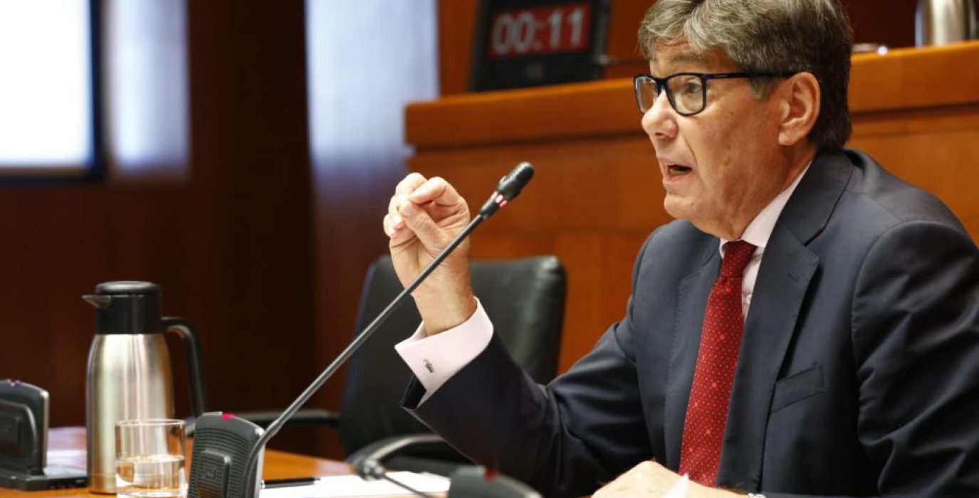 Aliaga se despide colando por la gatera la telecabina de unión entre Astún y Candanchú