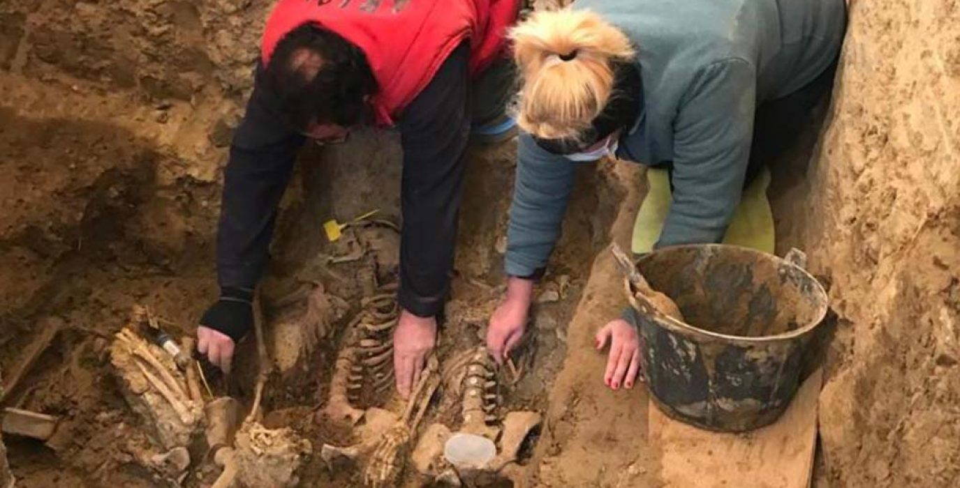 Excavación de una fosa en Aragón. | Foto: Ayuntamiento de Ejea
