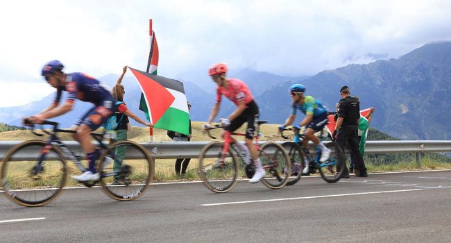 El publico aragonés muestra banderas palestinas al paso de los ciclistas. | Foto: ‘Valle de Benás por Palestina’