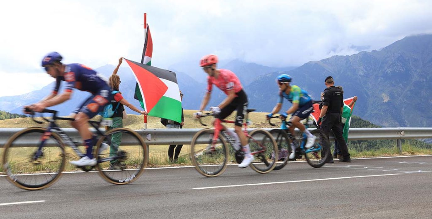 El publico aragonés muestra banderas palestinas al paso de los ciclistas. | Foto: ‘Valle de Benás por Palestina’