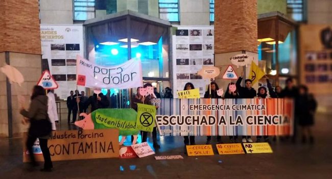 Un instante de la protesta realizada este viernes frente al evento. | Foto: Rebelión Científica Aragón