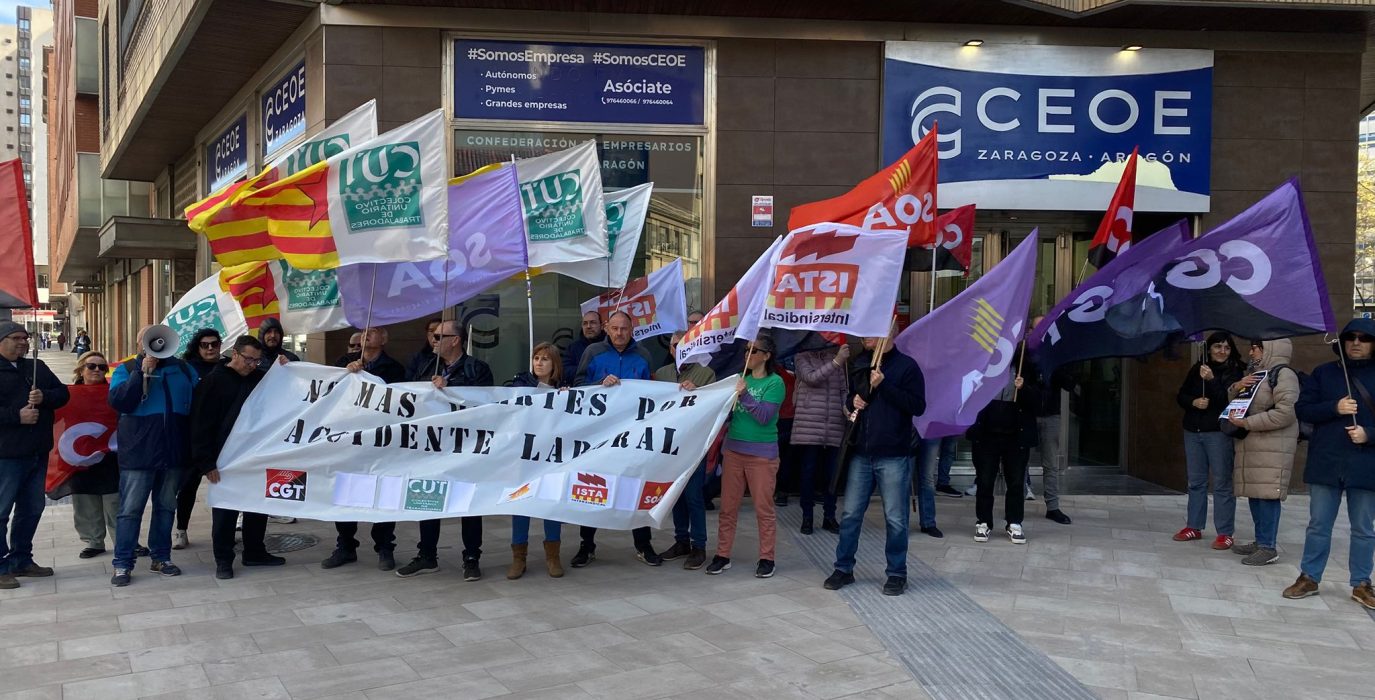 Concentración de CGT, CUT, Intersindical de Aragón (IA), ISTA y SOA ante la sede de la CEOE en Zaragoza para denunciar la siniestralidad laboral y exigir más prevención y refuerzo de la Inspección de Trabajo.