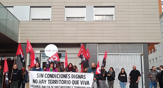 Concentración de la plantilla en el centro de trabajo. | Foto: CNT
