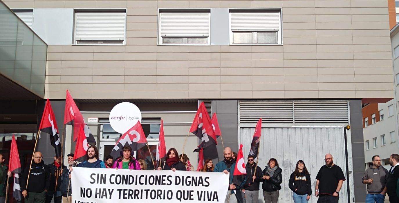 Concentración de la plantilla en el centro de trabajo. | Foto: CNT