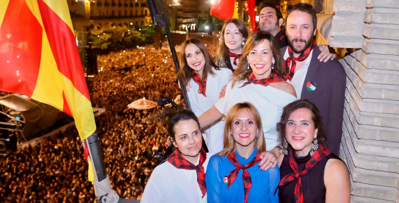 Los y las cineastas posan con Natalia Chueca y Sara Fernández momentos antes del pregón. | Foto: AZ
