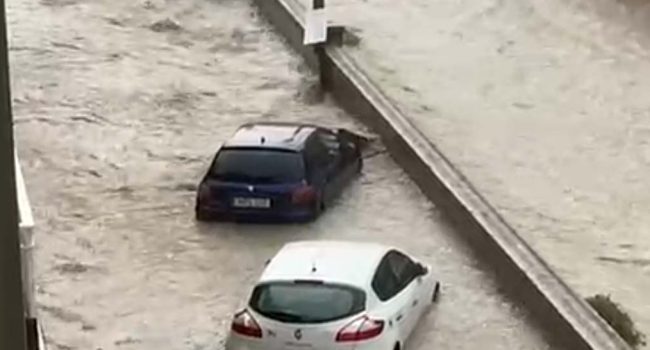 El río Queiles a su paso por Tarazona en la tarde de este viernes. | Captura vídeo difundido en redes sociales.