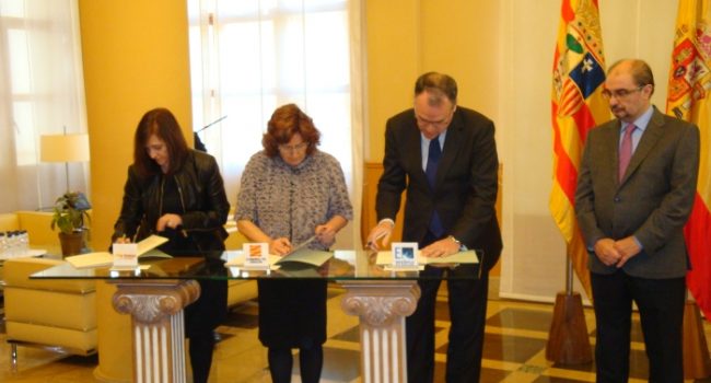 Momento de la firma del convenio. Foto: FAMCP.