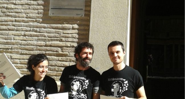 Representantes de Educadores en Lucha en la puerta del Justicia.