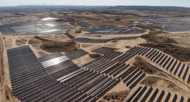 Vista parcial del gigantesco parque fotovoltaico instalado en la zona. | Foto: ACS