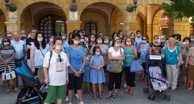 Un centenar de personas han arropada esta mañana en Fraga a Nacho Ferrer. Foto: Srgio Agstin Mir