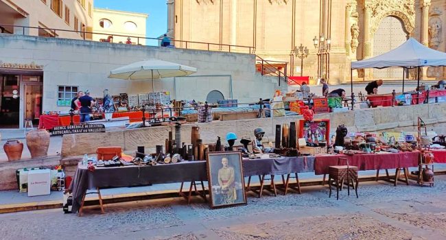 El retrato de Franco "presidiendo" uno de los stands de la Feria Militaria. Foto: IU-Ganar Alcañiz