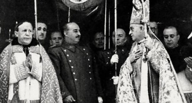 El dictador Francisco Franco, bajo palio durante la visita a una catedral.