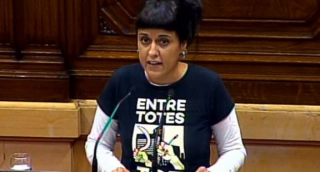 Anna Gabriel durante un Pleno en el Parlament.