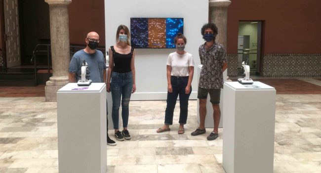 Los ganadores de la última edición del premio de arte Santa Isabel fueron Susana Ballesteros y Jano Montañés por su instalación 'Geno-Roots'. Además, Víctor Solanas-Díaz logró el accésit por la obra 'Between categories'.
