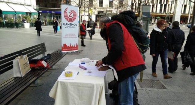 Ganemos Zaragoza ha instalado distintos puntos en la ciudad para recoger firmas. Foto: @GanemosZaragoza