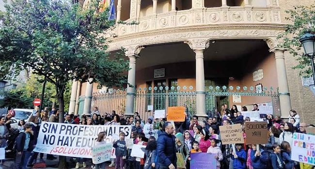 Decenas de personas se concentraron en la puerta del colegio | Foto: AMPA Gascón y Marín