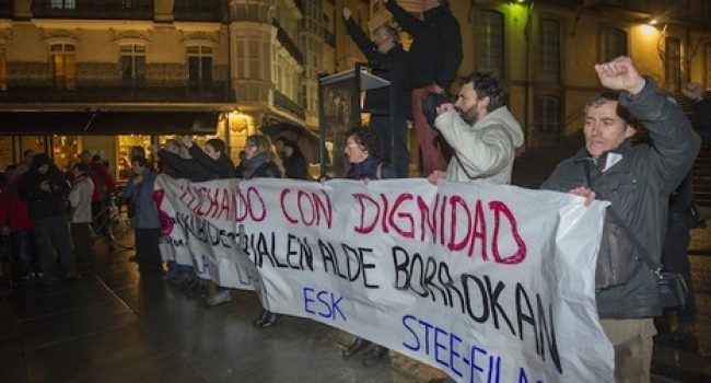 Pancarta de la manifestación celebrada en Gasteiz en recuerdo a las víctimas del 3 de marzo. Foto: Juanan Ruiz (Argazki Press)