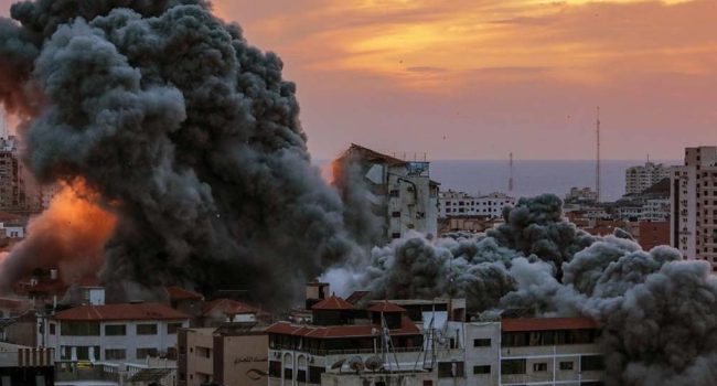 Imagen de archivo de un bombardeo Israelí sobre Gaza. | Foto: EFE, Mohammed Saber