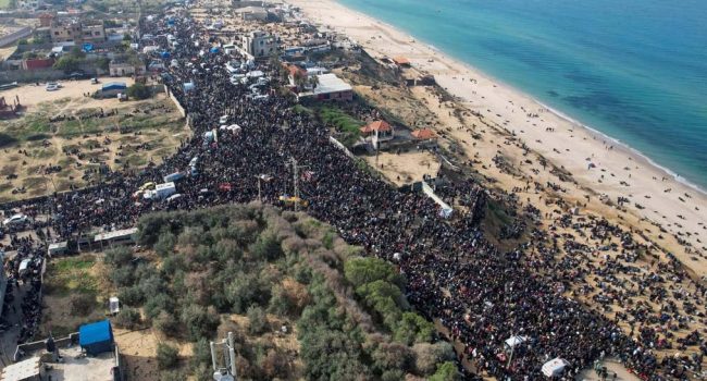 Israel impidió durante horas que miles de personas palestinas regresaran al norte de la Franja de Gaza este 26 de enero. | Foto: @Timesofgaza