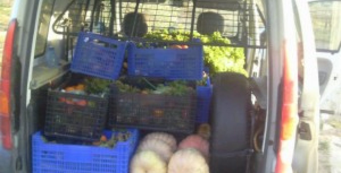 Primera furgoneta con las cajas de verduras segorbinas. Foto: GPCT