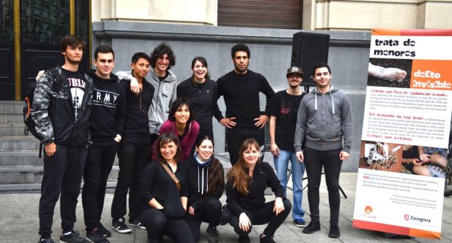 Las y los participantes en la muestra de rap y teatro contra la trata de menores.