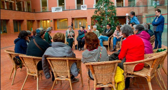 Un grupo de personas debaten sobre la vivienda cooperativa