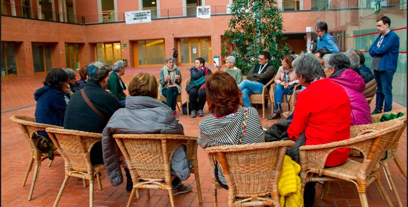 Un grupo de personas debaten sobre la vivienda cooperativa
