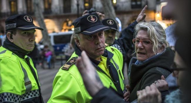 Un mando de la Guardia Urbana ante la concejala María José Lecha durante una protesta del Sindicato Popular de Vendedores Ambulantes. Foto: Ángel García.