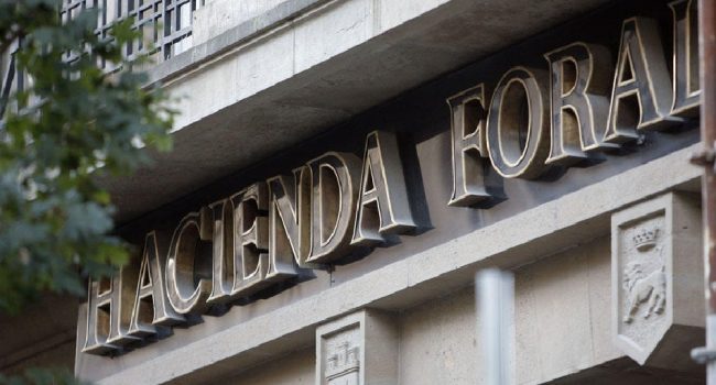 Detalle del edificio de la Hacienda Foral de Nafarroa.