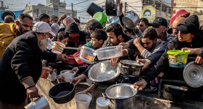 Habitantes de Gaza esperan un reparto de comida. | Foto: OMS