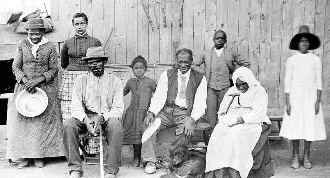 Tubman, a la izquierda, con su familia liberada.