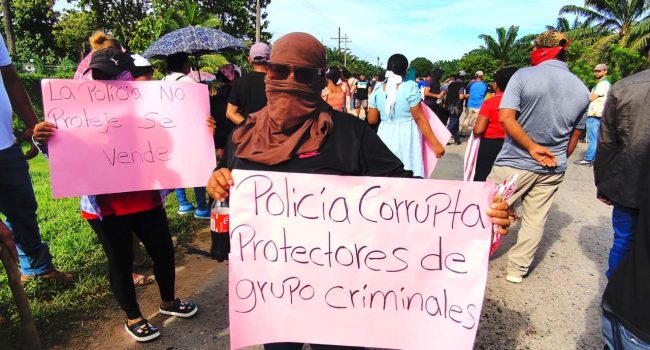 Manifestante denuncia la connivencia policial con grupos criminales. | Foto: Servicio Especial (LM)