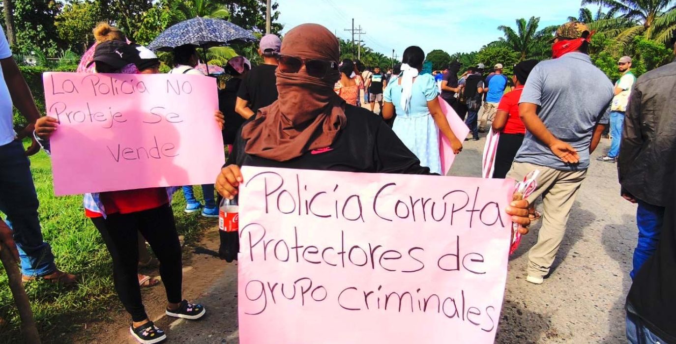 Manifestante denuncia la connivencia policial con grupos criminales. | Foto: Servicio Especial (LM)
