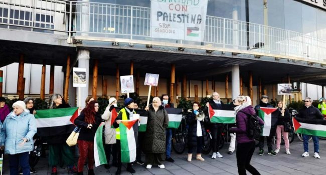 Personal sanitario, así como vecinas y vecinos de Zaragoza, concentrados a las puertas del hospital. | Foto: Aragón con Palestina