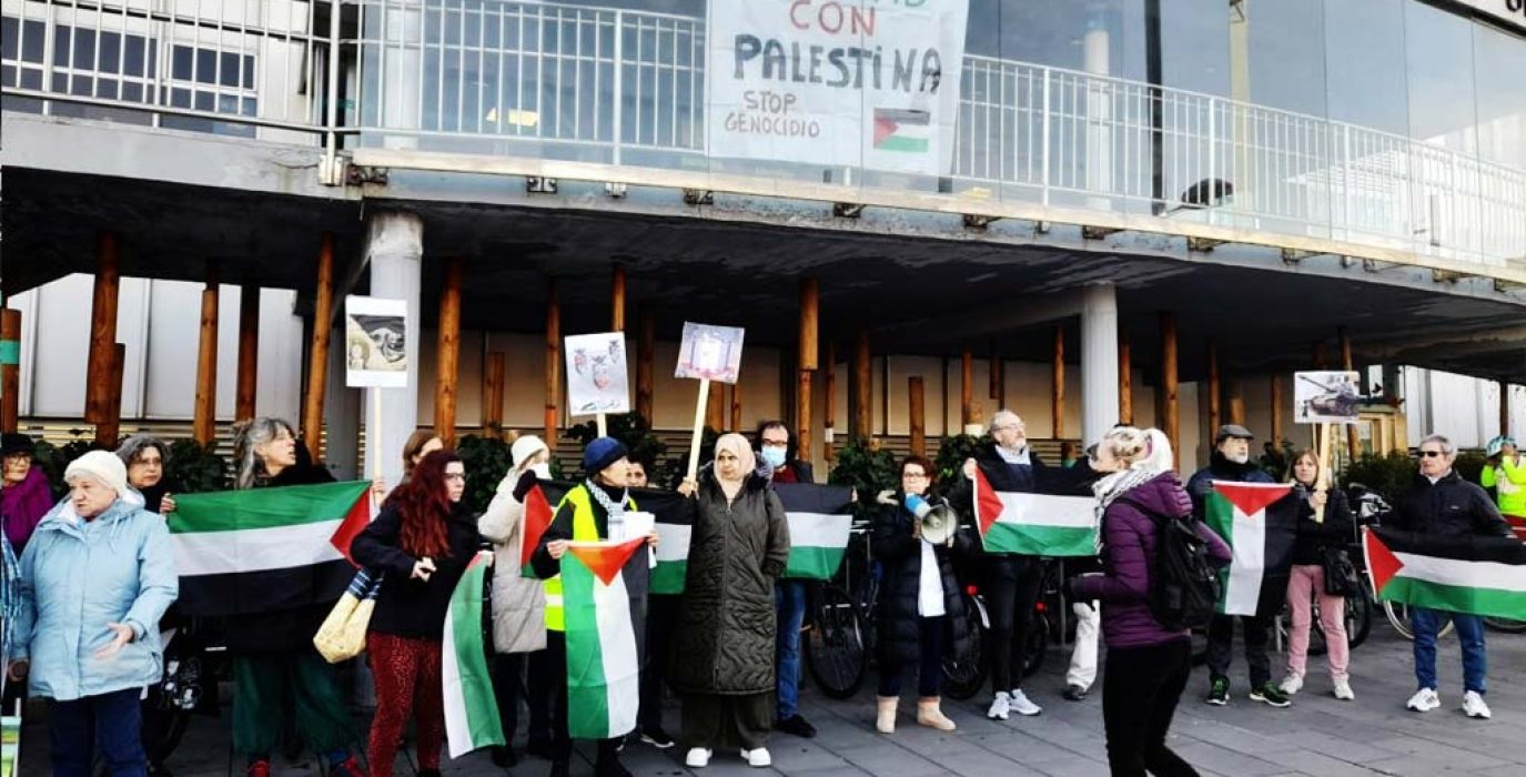 Personal sanitario, así como vecinas y vecinos de Zaragoza, concentrados a las puertas del hospital. | Foto: Aragón con Palestina