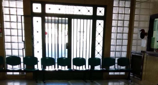 Salas de espera vacías en el Hospital Militar este viernes.