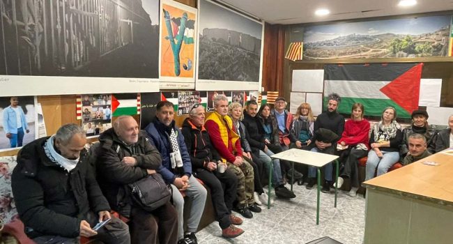 Las personas en huelga de hambre acompañadas por activistas y personas de la comunidad palestina. | Foto: Aragón con Palestina