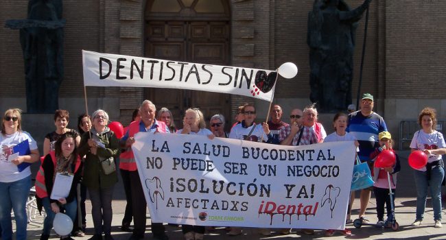 Afectados y afectadas de iDental manifestándose en la puerta del Ayuntamiento de Zaragoza exigiendo compromisos a la nueva corporación municipal. Foto: Plataforma iDental