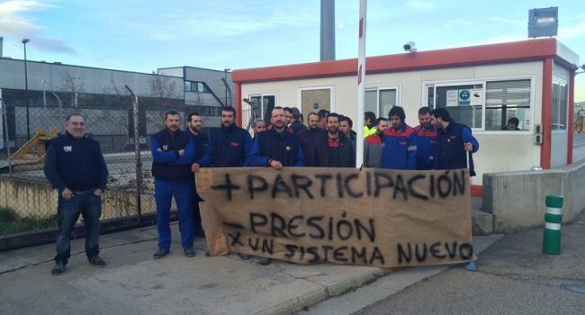 Pancarta a las puertas de las CAF. Foto: IA-GTI