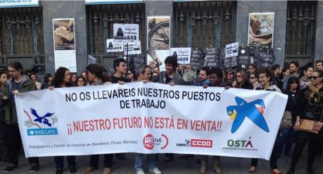 Imagen de una protesta en la sede zaragozana de Barclays. Foto: @PCEAragon