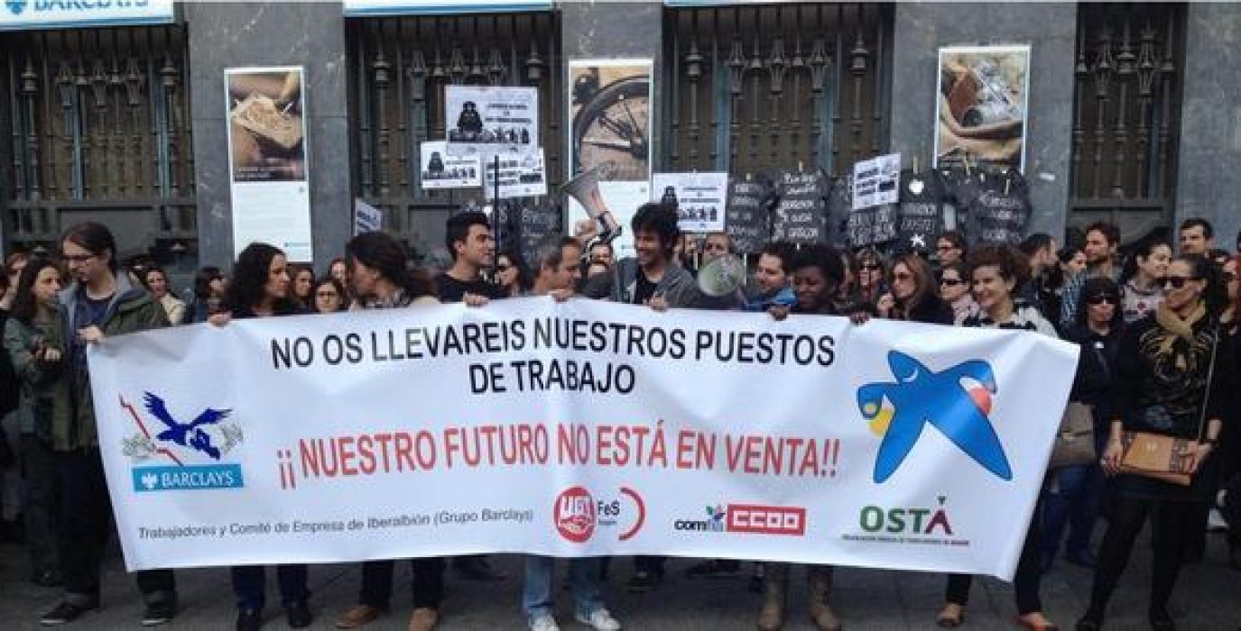 Imagen de una protesta en la sede zaragozana de Barclays. Foto: @PCEAragon